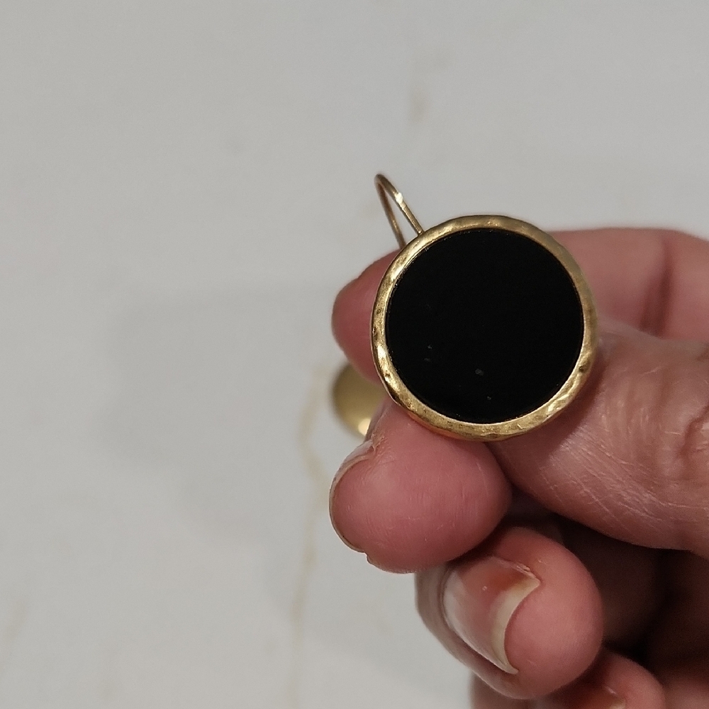 Elegant Black and Gold Earrings with Textured Frames - Picture 4 of 5